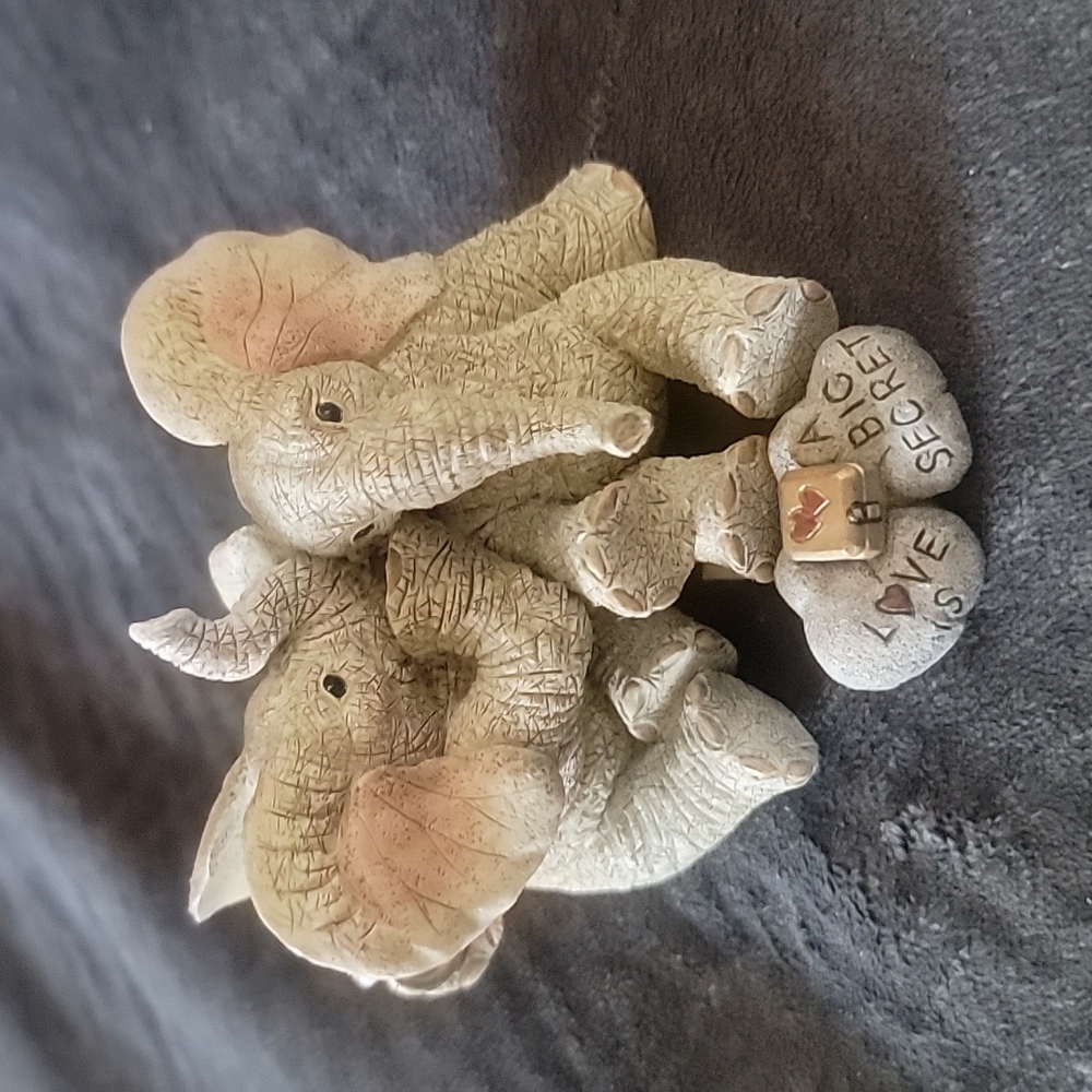 Tuskers Elephants with love rock - 90930 (Love is A Big Secret)